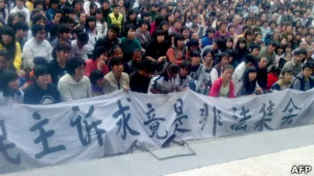 Già trẻ lớn bé ở làng Ô Khảm quyết đòi chính quyền phải trừng trị kẻ gây ra cái chết của ông Tiết