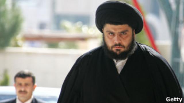 El clérigo Moqtada al-Sadr, quien rechaza la presencia estadounidense en Irak, controla un bloque del parlamento iraquí.