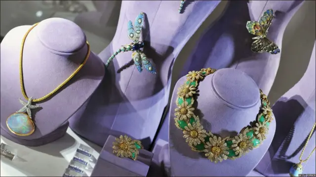 در حراجی کریستی علاوه بر ۲۶۹ قطعه جواهر به جا مانده از خانم تیلور، ۴۰۰ لباس رسمی او هم به فروش گذاشته شده است.