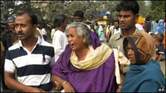 Keluarga korban yang meninggal akibat minuman alkohol beracun