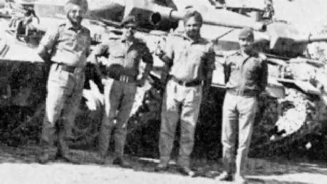 हिली में पाकिस्तानी टैंक के सामने खड़े भारतीय सैनिक अधिकारी. (तस्वीर: भारत-रक्षक डॉट कॉम)