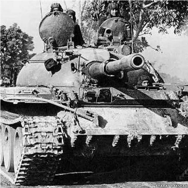 ढाका की ओर बढ़ता हुआ रूस में बना भारतीय टैंक टी-55 (तस्वीर- भारत-रक्षक डॉट कॉम)
