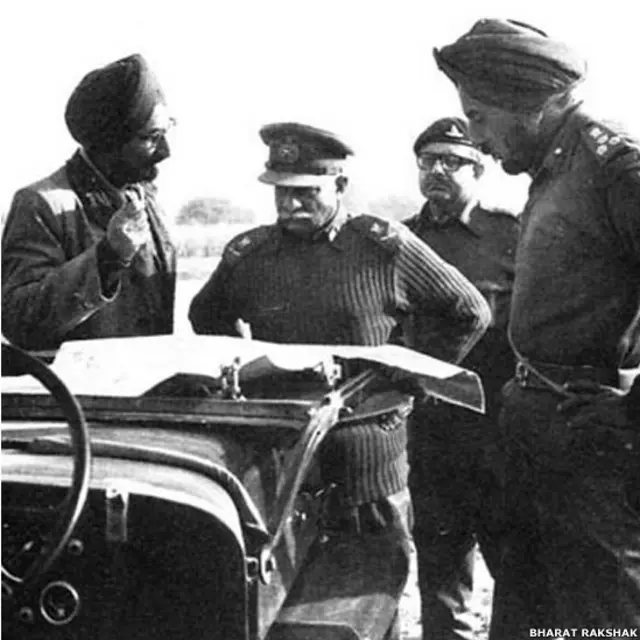 पश्चिमी कमान के प्रमुख जनरल कैंडिथ वरिष्ठ सैनिक कमांडरों से मंत्रणा करते हुए. (तस्वीर- भारत-रक्षक डॉट कॉम)