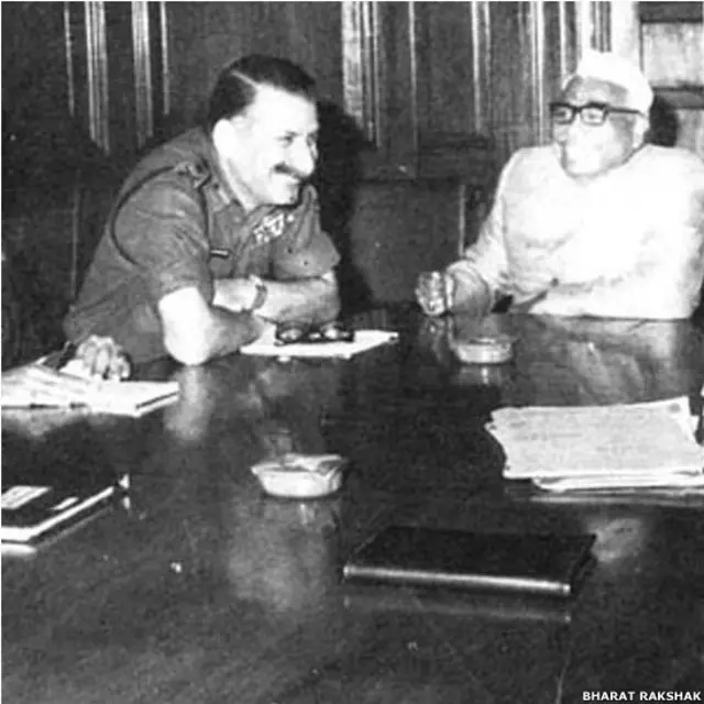 युद्ध के दौरान मंत्रणा करते हुए तत्कालीन रक्षा मंत्री जगजीवन राम और थलसेनाध्यक्ष जनरल सैम मानेकशॉ.(तस्वीर- भारत-रक्षक डॉट कॉम)