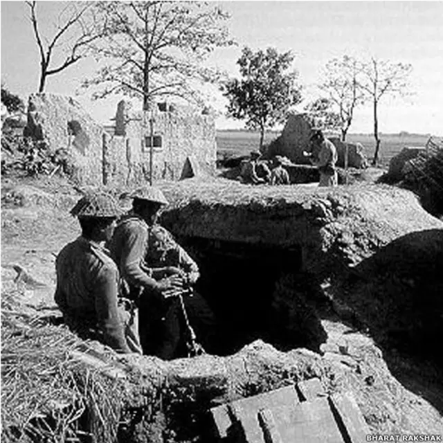 अपने बंकरों में भारतीय सैनिकों का इंतज़ार करते पाकिस्तानी सैनिक. (तस्वीर- भारत-रक्षक डॉट कॉम)