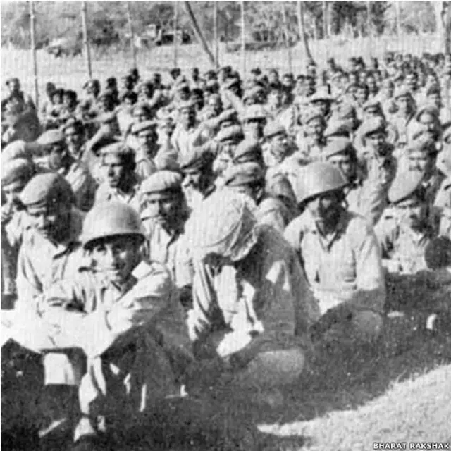 भारतीय सैनिकों के सामने हथियार डालने के बाद युद्धबंदी कैंप में पाकिस्तानी सैनिक. (तस्वीर- भारत-रक्षक डॉट कॉम)