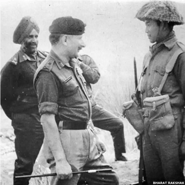 एक भारतीय जवान की बातों पर मुस्कुराते हुए जनरल सैम मानेकशॉ और लेफ़्टिनेंट जनरल सरताज सिंह. (तस्वीर- भारत-रक्षक डॉट कॉम)