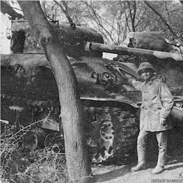 पाकिस्तान से छीना गया शर्मन टैंक भारतीय सैनिकों के हाथों में. (तस्वीर- भारत-रक्षक डॉट कॉम)