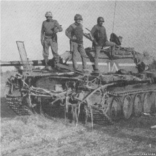 पाकिस्तान से छीने गए चीन में बने टी-59 टैंक के ऊपर खड़े भारतीय सैनिक. (तस्वीर- भारत-रक्षक डॉट कॉम)