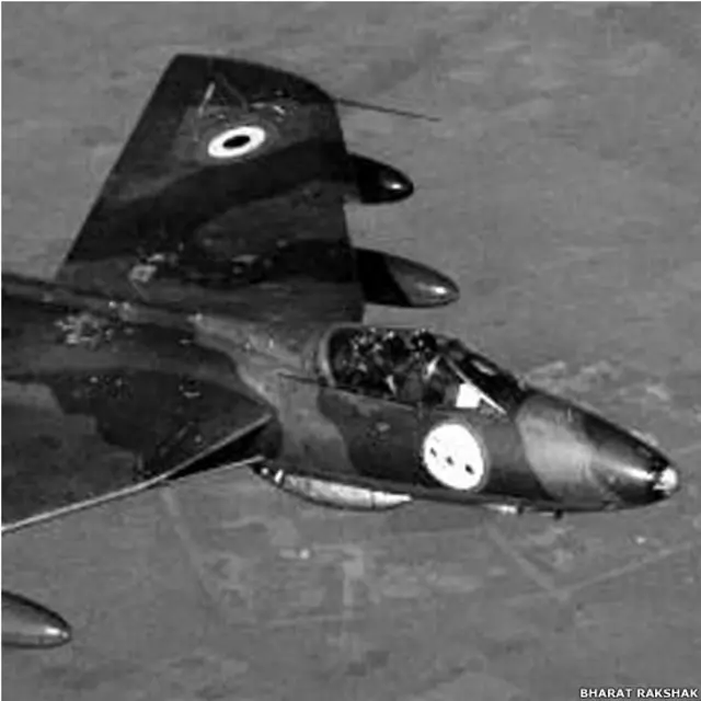 युद्ध के पहले ही दिन भारतीय वायु सेना ने पूर्वी पाकिस्तान की पूरी वायु सीमा पर नियंत्रण कर लिया था. हमला करने की तैयारी में हंटर विमान. (तस्वीर- भारत-रक्षक डॉट कॉम)