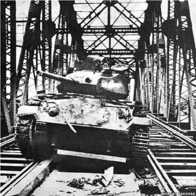 भारतीय सैनिकों को ढाका की तरफ़ बढ़ने से रोकने के लिए पाकिस्तानी सैनिकों ने हार्डिंज पुल पर अपना ही टैंक ख़राब करके छोड़ दिया.(तस्वीर- भारत-रक्षक डॉट कॉम)