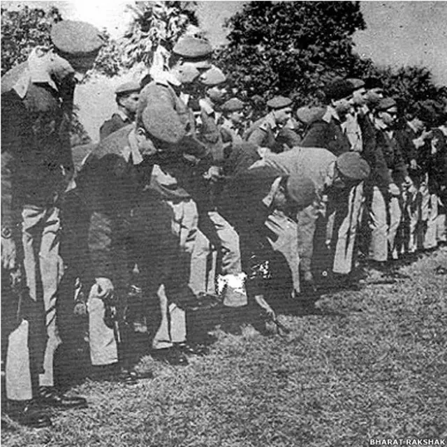 पूर्वी पाकिस्तान में भारतीय सेना के सामने आत्मसमर्पण करते पाकिस्तानी सेना के अधिकारी. (तस्वीर- भारत-रक्षक डॉट कॉम)