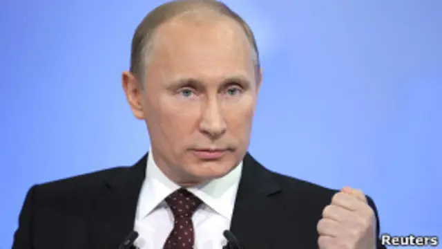 Владимир Путин жестикулирует во время "прямой линии" 15 декабря 2011 года