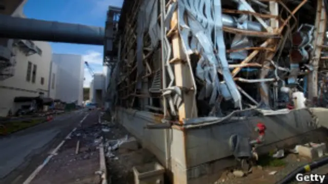 Một trạm phát điện hạt nhân ở nhà máy Fukushima Dai-ichi bị phá hủy.