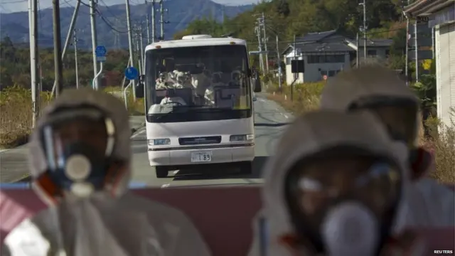 Xe buýt trong khu vực nhà máy điện Fukushima