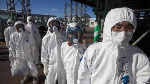 Người tham quan nhà máy Fukushima