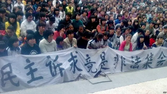 烏坎村村民在2011年拉橫幅抗議