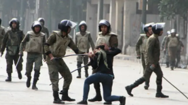 فوج نے سابق صدر حسنی مبارک کے خلاف عوامی تحریک میں غیر جانبدار رہنے کا اعلان کیا تھا