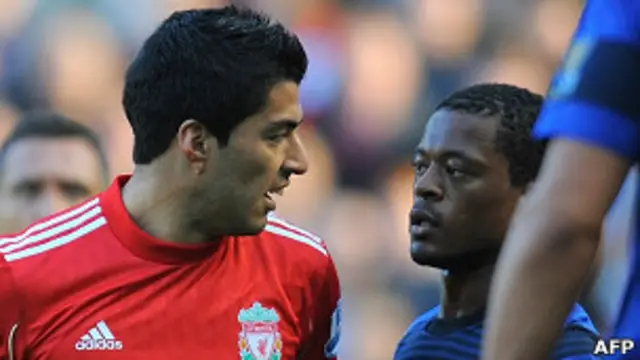 Luis Suarez y Patrice Evra