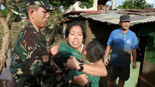Tentara membantu korban