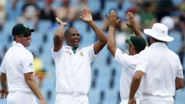 ورنن فیلنڈر نے پہلی اننگز میں چار وکٹیں حاصل کیں