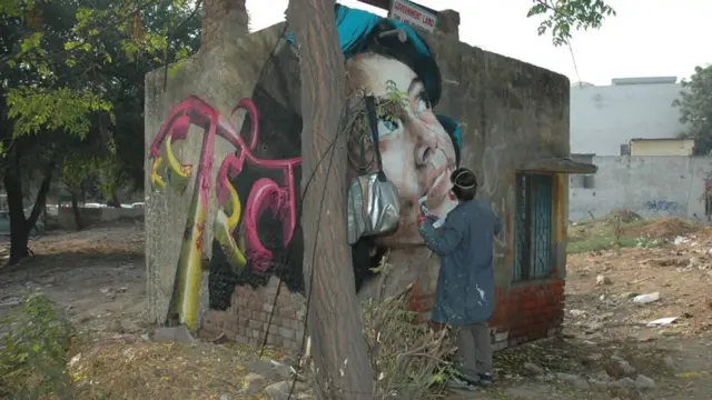 جنوبی دلی کے علاقے ملویاہ میں ایک ویران عمارت پر لومٹ ایک بھارتی دوست کی پانچ سالہ بیٹی کی تصویر بنا رہے ہیں۔ 