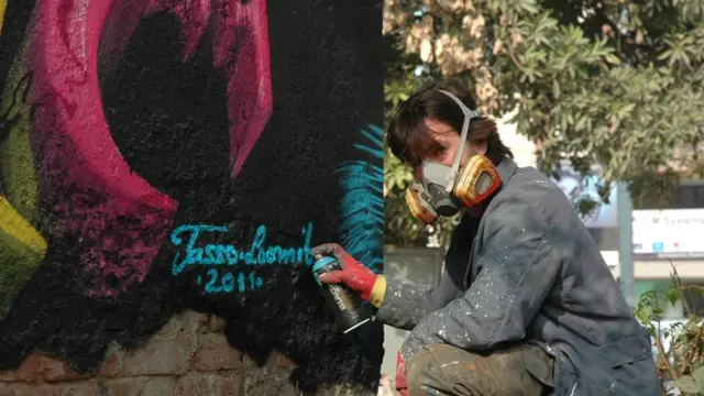  اس عمارت کی ایک اور دیوار پر انھوں نے لفظ ‘سٹائل’ ہندی کے ایک پیچیدہ انداز میں لکھا ہے۔ اپنا کام ختم کرنے کے بعد وہ اس پر اپنا نام لکھ رہے ہیں۔