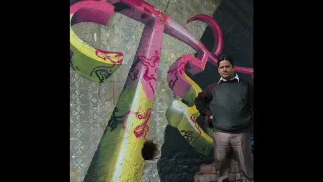  شنکر سوامی اس علاقے سے گزرتے ہوئے رک کر لومٹ کے شاہکار دیکھنے لگے۔ ‘میں نے کبھی ایسی کوئی چیز نہیں دیکھی۔ یہ بہت خوبصورت ہے۔ انہوں نے سارا کام سپرے سے کیا ہے اور برش بالکل استعمال نہیں کیا۔ یہ نایاب ہے‘۔