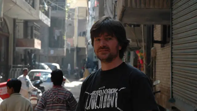  لومٹ کے لیے ہر دیوار کینوس ہو سکتی ہے۔ خرکی کی تنگ گلیوں میں چلتے ہوئے وہ ان چھتوں اور دیواروں کی طرف اشارہ کرتے ہیں جن پر وہ تصاویر بنانا پسند کریں گے۔ ان کا کہنا ہے کہ یہاں اردگرد ایک تھیٹر کے سٹیج جیسا ہے۔