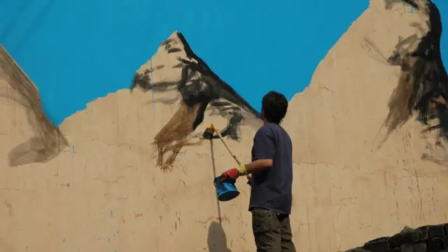 اس وسیع دیواری کینوس پر لومٹ جرمنی کی برف پوش پہاڑیاں بنانے کی تیاری کر رہے ہیں۔ 