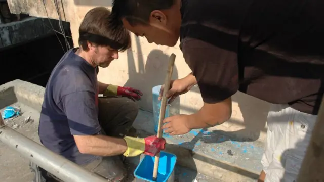 یہ ایک مشکل کام ہے اور اس میں وقت بھی کافی لگتا ہے لیکن لومٹ کا کہنا ہے کہ وہ اس سے اتنا لطف اندوز ہوتے ہیں کہ تھکن کا احساس نہیں ہوتا۔