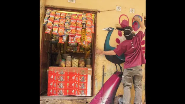 لومٹ نے نوجوانی میں اپنے کمرے کا وال پیپر پینٹ کر کے اس سفر کا آغاز کیا اور ان کا کہنا ہے کہ انہوں نے کبھی مصوری کی تربیت نہیں لی۔ ان کا کہنا ہے کہ گلی کوچوں کے فنکاروں کے لیے کوئی یونیورسٹی نہیں۔ یہاں وہ بھارت کے قومی پرندے مور کی شبیہہ بنا رہے ہیں۔