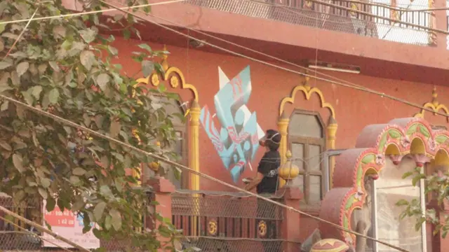 ملویا نگر کے اس مندر کی دیوار پر انہوں نے ہندوؤں کے مذہبی نشان بنائے ہیں۔ان کا کہنا ہے کہ بھارت نے مجھے بہت کچھ سکھایا ہے۔ مجھے اس ثقافت سے پیار ہے۔ (تصاویر: لومٹ)