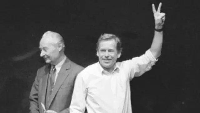 Alexander Dubcek và Vaclav Havel với biểu tượng chiến thắng cho tư tưởng dân chủ