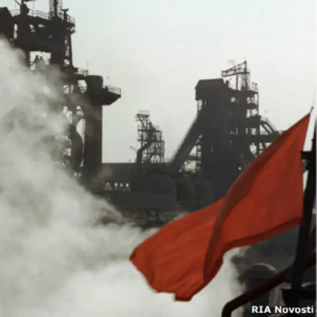 Красный флаг на фоне доменных печей Днепропетровского металлургического комбината, 1930-е годы