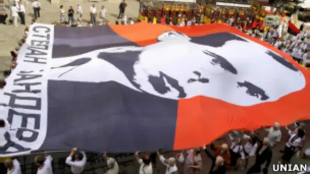 Портрети Степана Бандери - традиційний атрибут домашніх матчів збірної України