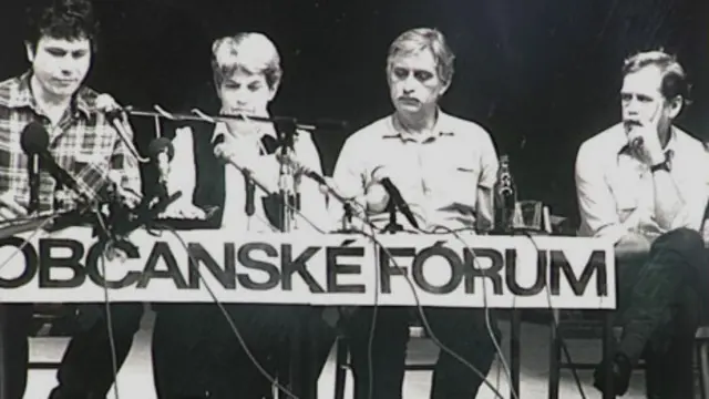 Vaclav Havel (bìa phải) cùng cộng sự ở Diễn đàn Công dân thời đấu tranh dân chủ