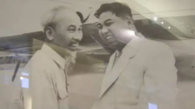 Ông Hồ Chí Minh và Kim Nhật Thành ở Bình Nhưỡng năm 1957 (ảnh: Trang web Đảng Cộng sản Việt Nam)