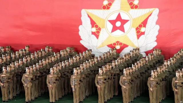 Xã hội Bắc Triều Tiên do Đảng Cộng sản lãnh đạo và tại đây, quân đội giữ vai trò chính trong việc kiểm soát dân số 24 triệu người. Trên ảnh là cảnh diễu binh nhân dịp Lễ hội Arirang tại Bình Nhưỡng, 2005. 