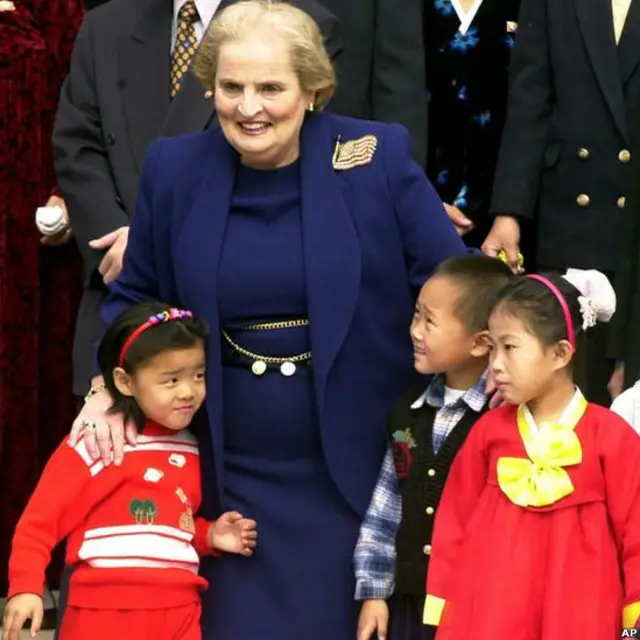 Vào năm 2000, trong một chuyến thăm hiếm hoi của chính trị gia phương Tây đến Bình Nhưỡng, Ngoại trưởng Mỹ khi đó là bà Madeleine Albright đã có cơ hội tiếp xúc một số trẻ em. 