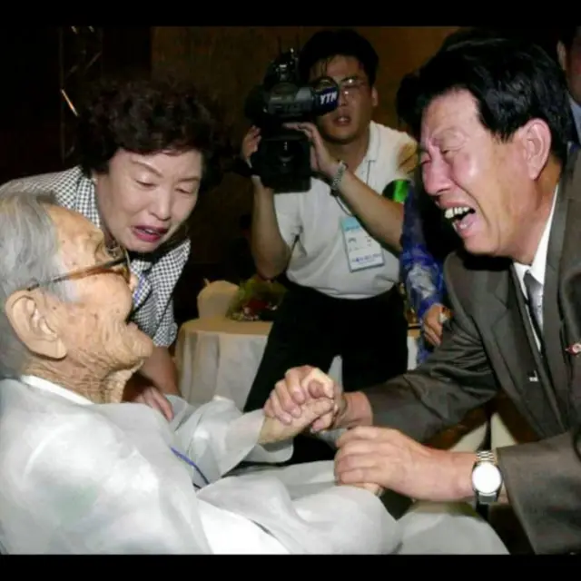 Vào năm 2000, khi quan hệ giữa hai miền Nam - Bắc ấm lên, ông Lee Jong Pil ở Bắc Hàn (bên phải) đã gặp lại mẹ của ông ở Nam Hàn, bà Cho Won-ho, sau hơn 50 năm trong một chương trình đoàn tụ.