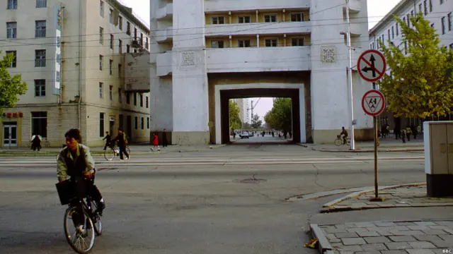 Đoàn làm phim BBC được phép vào Bình Nhưỡng năm 2001 và ghi lại được một số ảnh phản ánh cuộc sống thường nhật. Đây là một góc phố của thủ đô. 