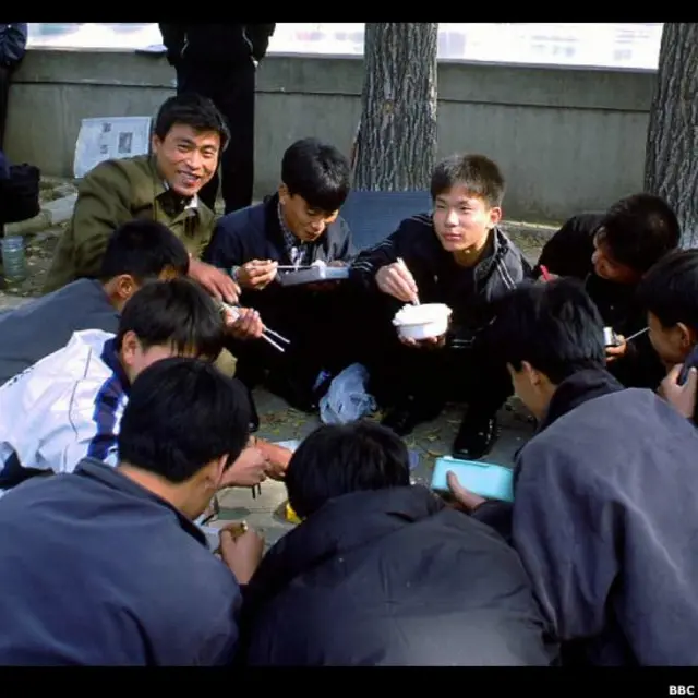 Các sinh viên hội họa đang ăn trưa, cũng tại Bình Nhưỡng. 