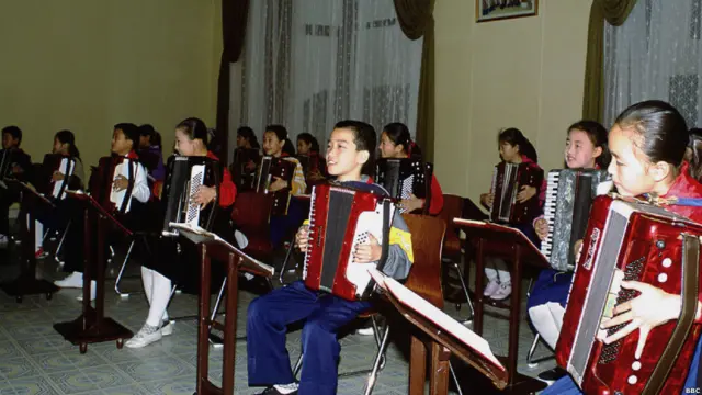 Trẻ em chơi nhạc bên trong Cung Thiếu nhi ở Bình Nhưỡng, tháng 12/2001. 