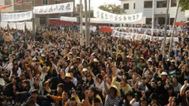 Dân làng Ô Khảm phản đối chính quyền thu hồi đất của họ vào năm 2011
