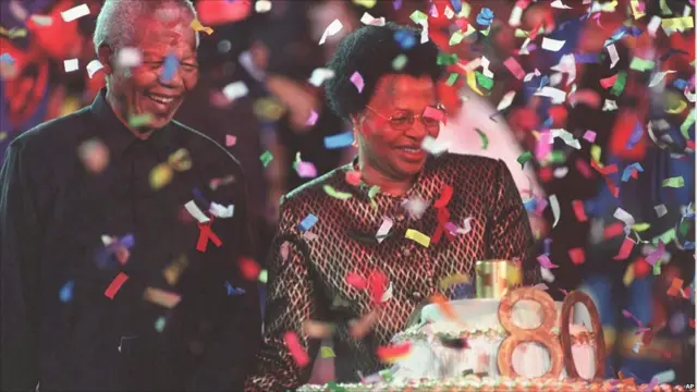 විනී මැන්ඩෙලා ගෙන් දික්කසාද වීමෙන් අනතුරුව, සිය අසූ වැනි උපන් දිනයේදී මැන්ඩෙලා ග්රාෂා මැෂෙල් සමඟ අතිනත ගත්තේය. 