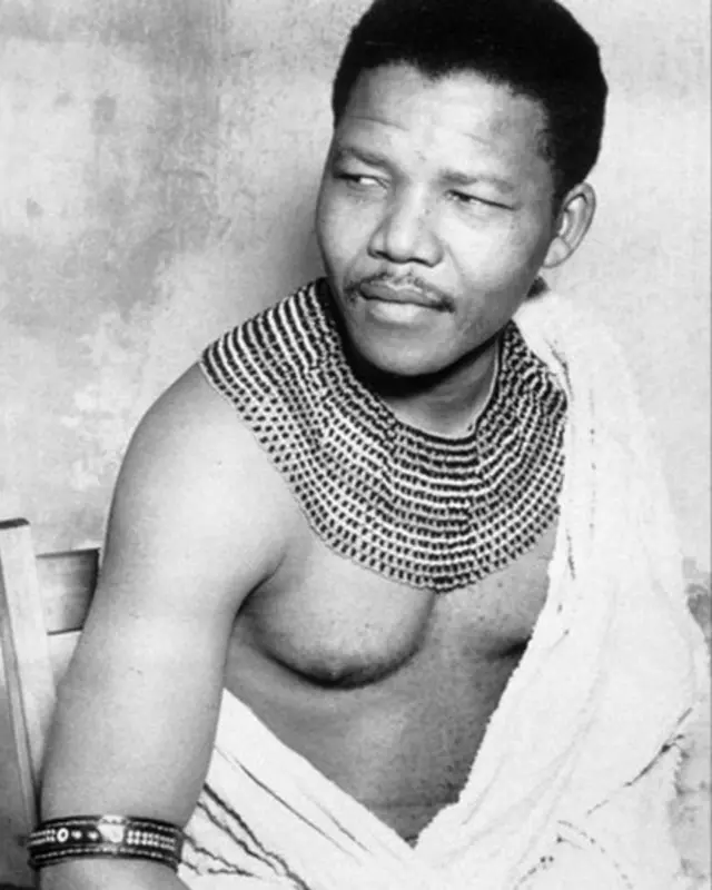 मंडेला परंपरागत वस्त्रों में (फ़ोटो - रैक्स फ़ीचर्स )