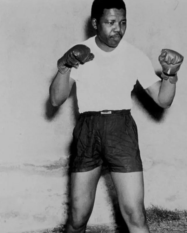 बॉक्सिंग करते हुए मंडेला (फ़ोटो - रैक्स फ़ीचर्स )