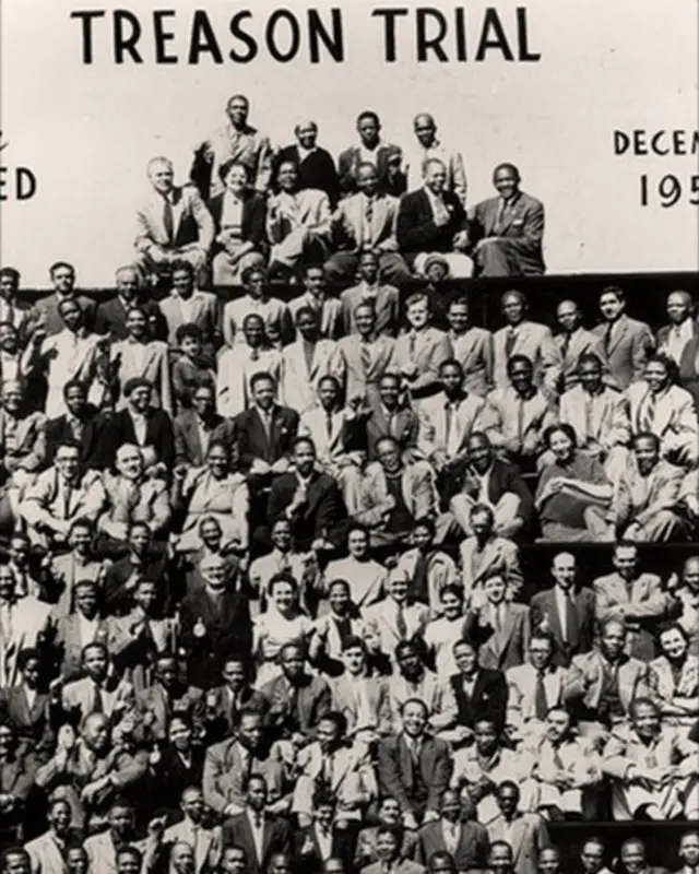 नेल्सन मंडेला और अन्य जिनके ऊपर 1956 में राजद्रोह का मुकदमा चला. (फ़ोटो - एपी)