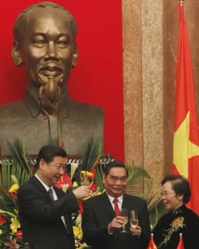 Ba người nâng cốc chúc mừng sau lễ ký kết các văn kiện, trong đó có thỏa thuận hợp tác trong lĩnh vực thông tin báo chí và thông tin đối ngoại.